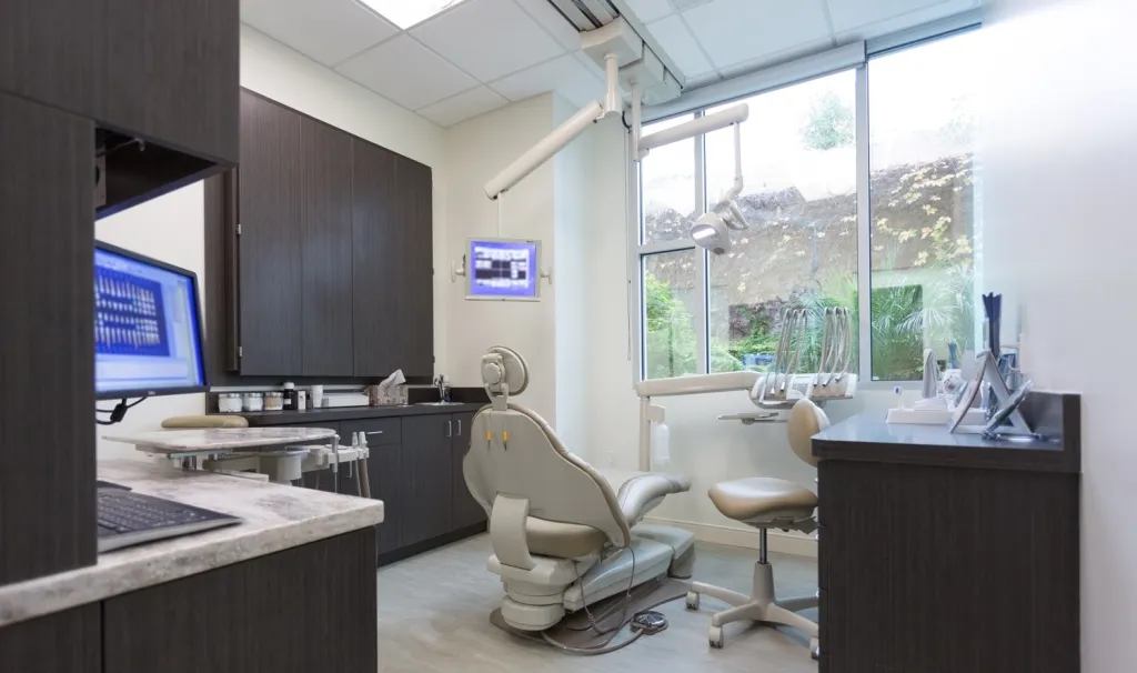image of a dental chair in Dr. Pourrahimi's dental office